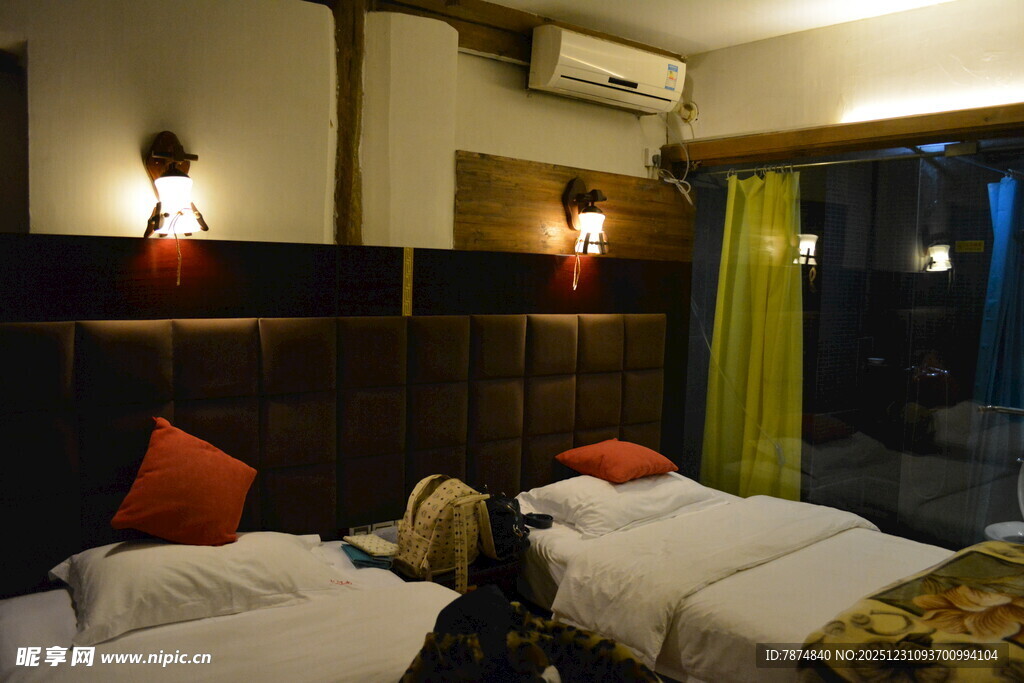 温馨双床卧室室内场景