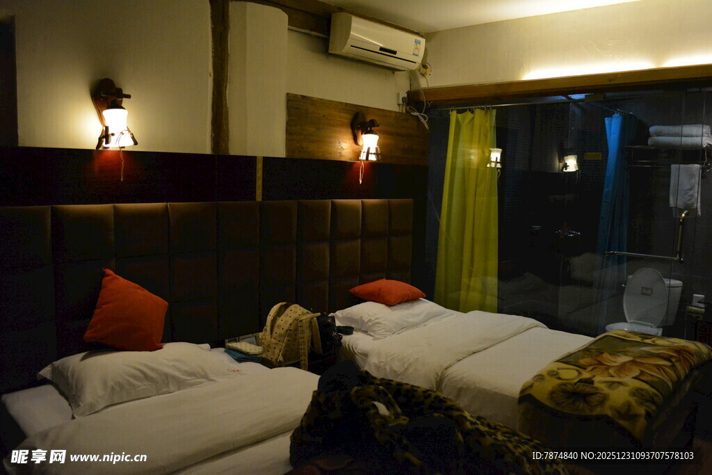 温馨舒适的双人卧室场景