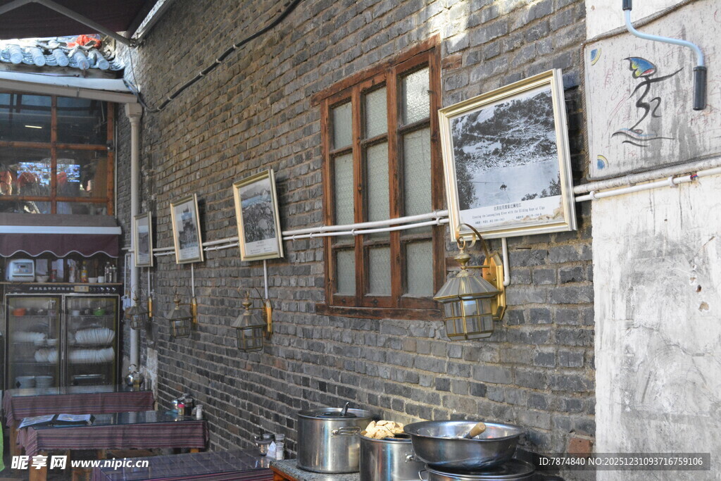 老旧砖墙旁的生活角落