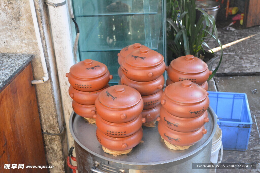 堆叠的红褐色陶瓷绝缘子