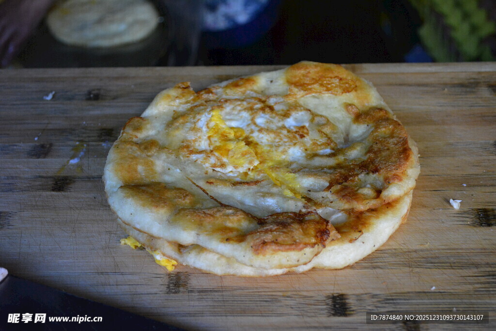 美味鸡蛋灌饼置于木砧板