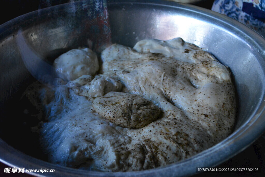 盆中面团正在加水搅拌