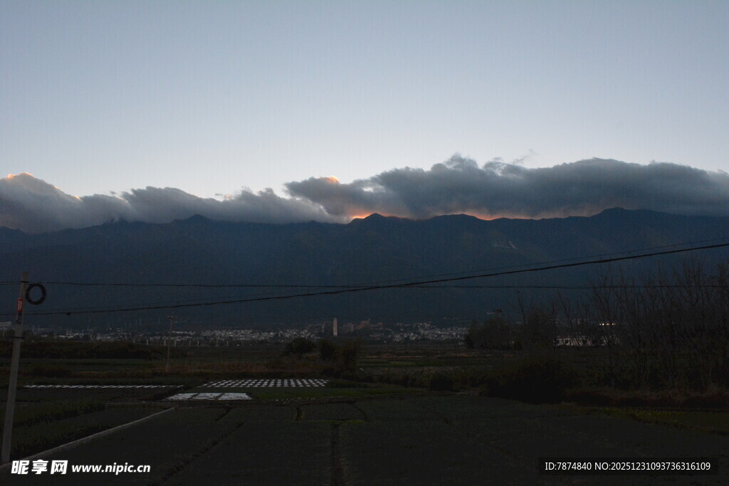 黄昏下的远山公路美景