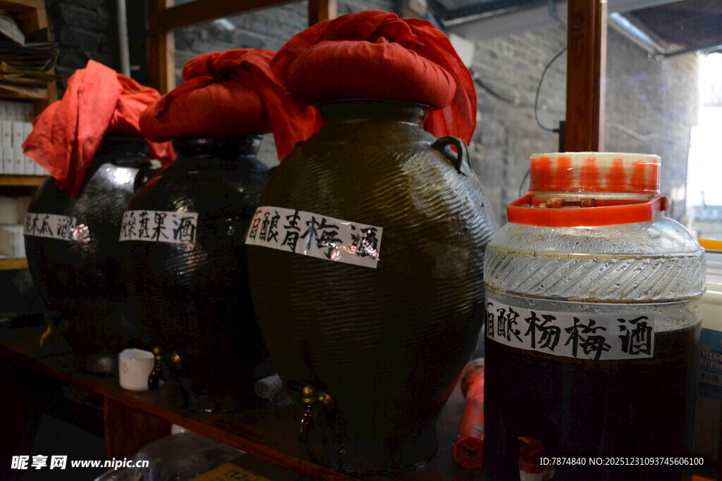 传统醋坛与塑料瓶醋