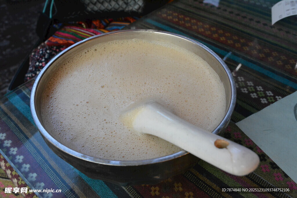 锅中盛着的白色糊状食物