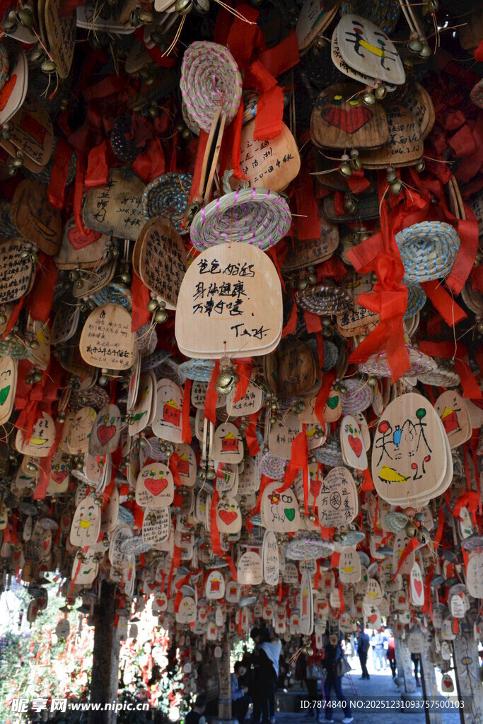 祈福牌挂满树的热闹场景