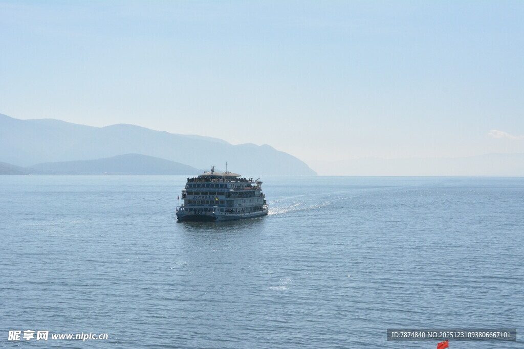 海上孤舟驶向远方