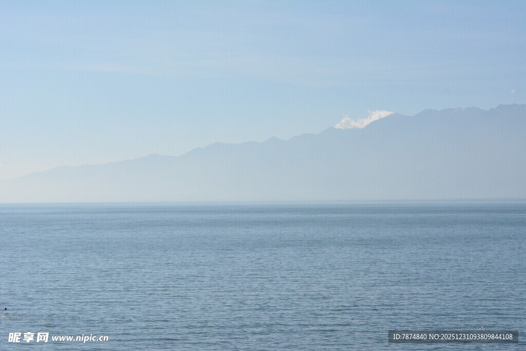 宁静湖面与远处山峦