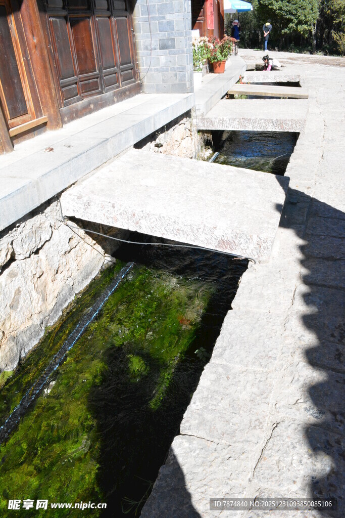 庭院中的潺潺流水景观