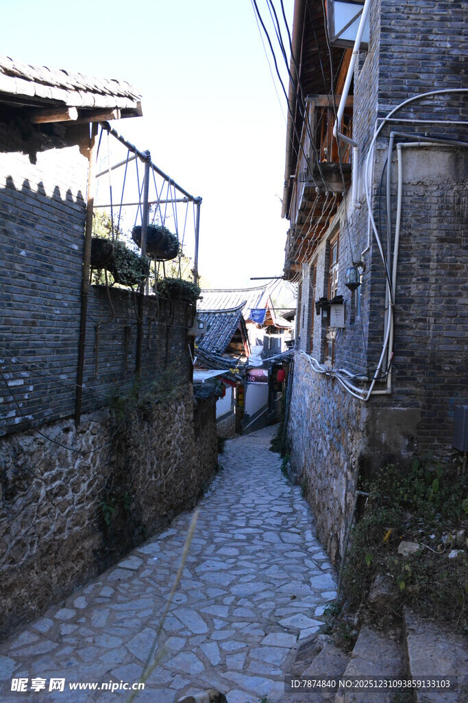 狭窄石板小巷的静谧景致