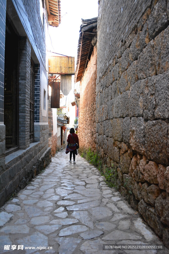 古巷中漫步的行人
