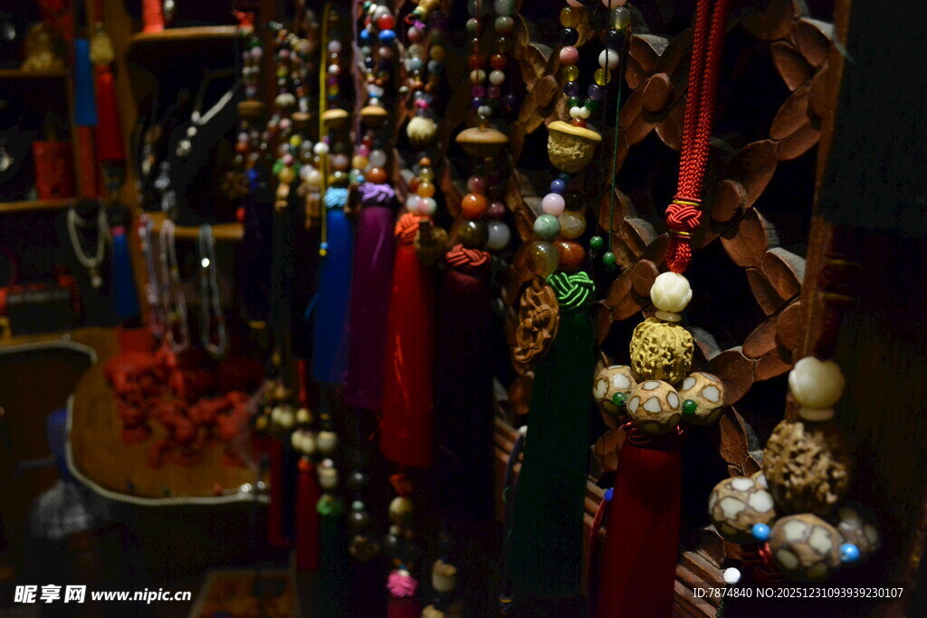 精美多彩传统挂饰展示