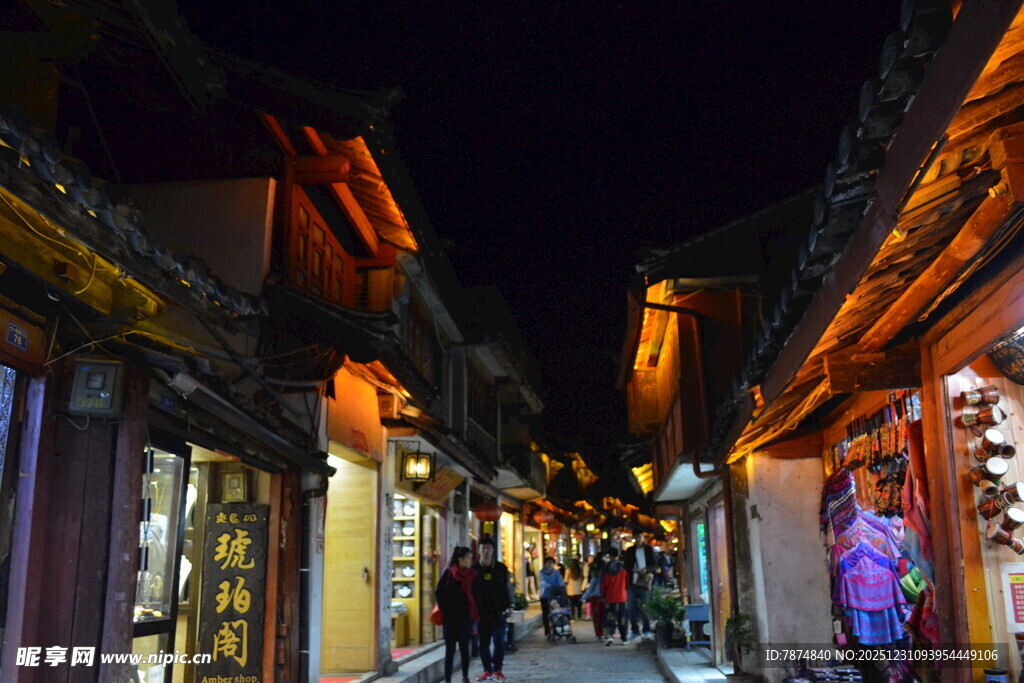 古街夜景 灯火阑珊处行人