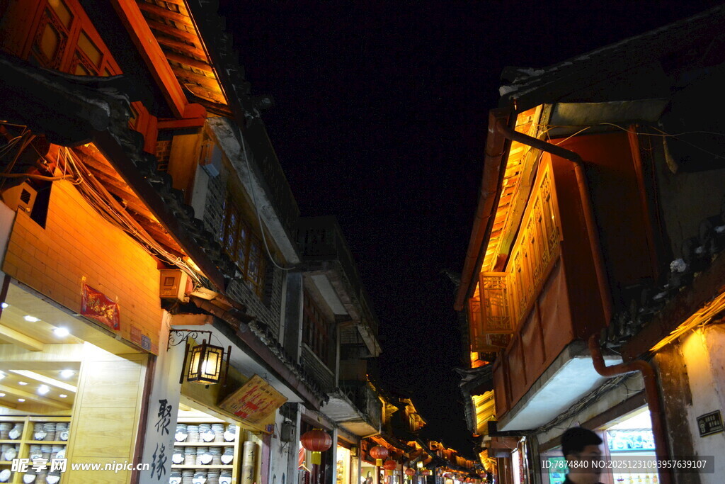 夜晚古街的温馨灯光