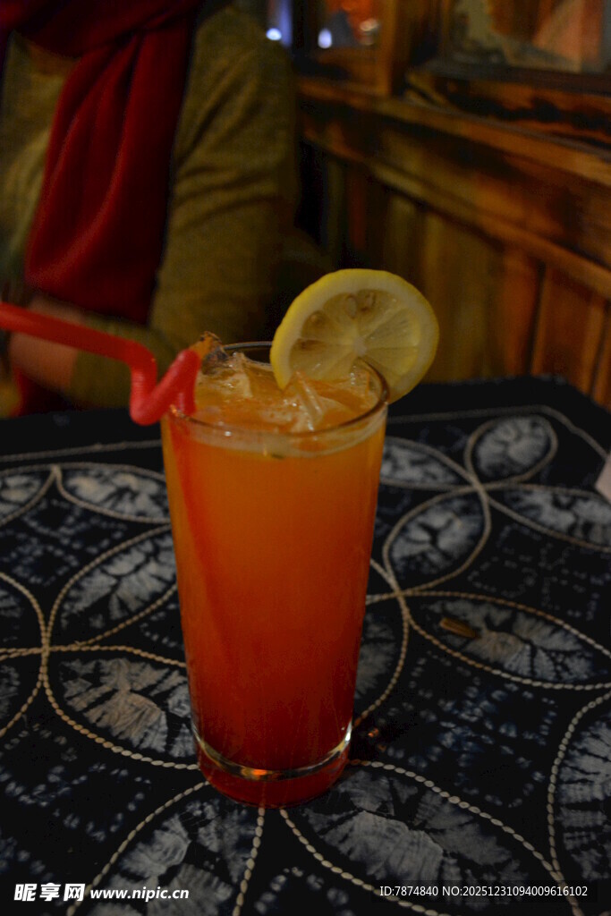 色彩绚丽的美味水果鸡尾酒