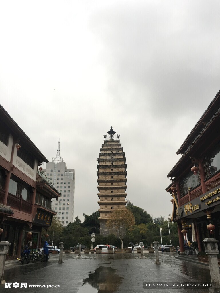 雨中古塔旁的中式建筑