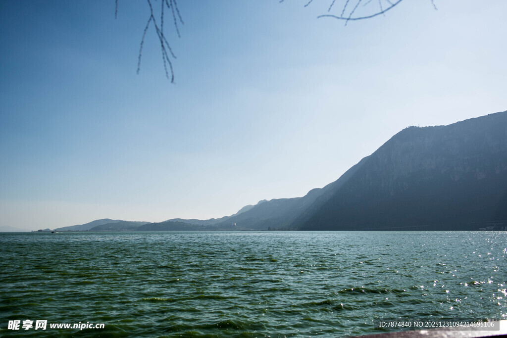 湖畔青山 碧波荡漾之景