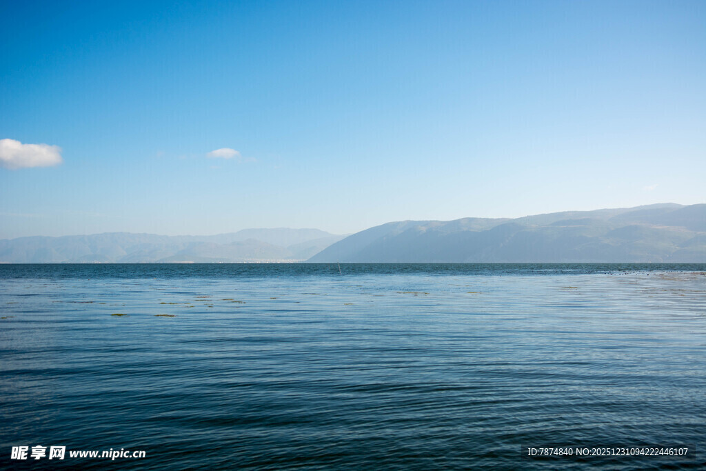 宁静辽阔的蓝色湖面风光