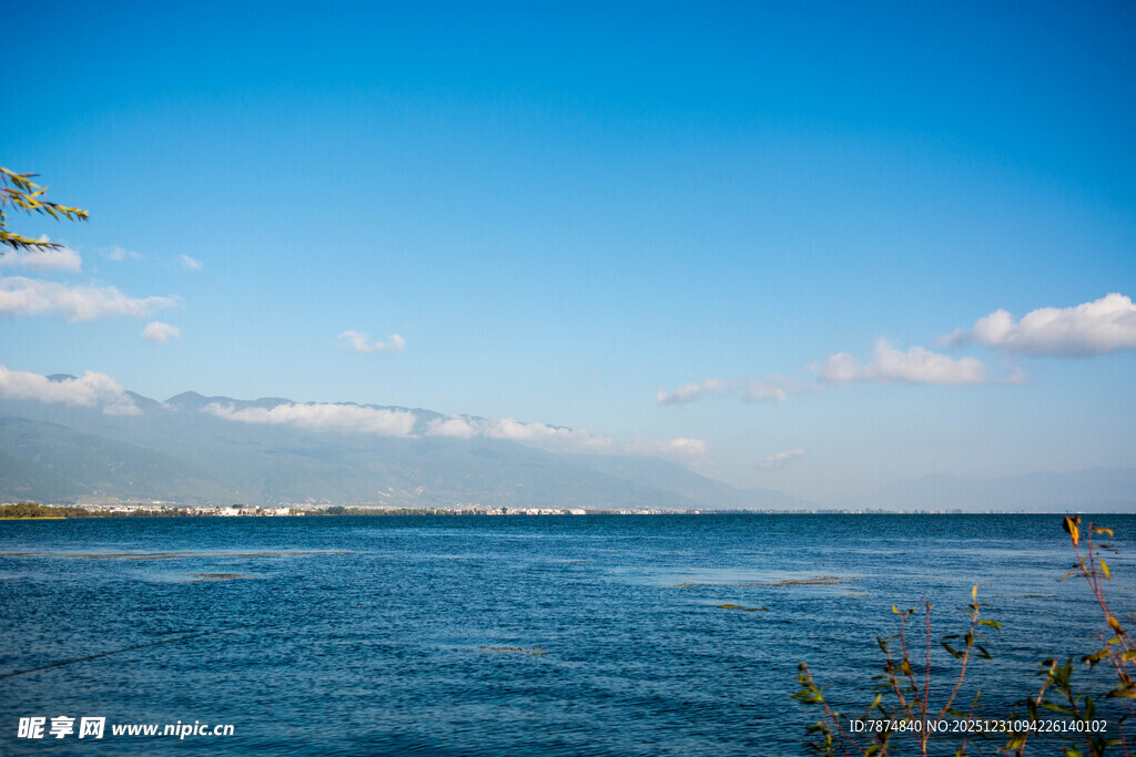 蔚蓝海景 远处山峦与白云