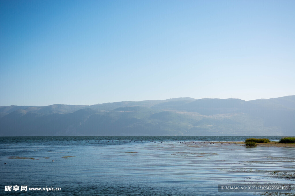宁静湖面与远处山峦景色