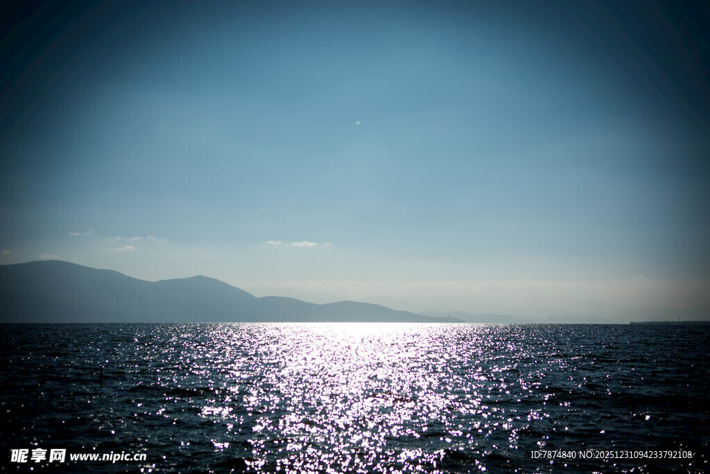 海面波光与远山美景