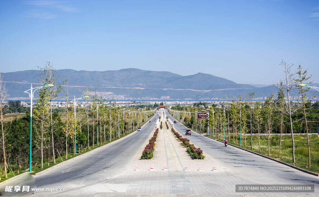 宽阔公路延伸向远方