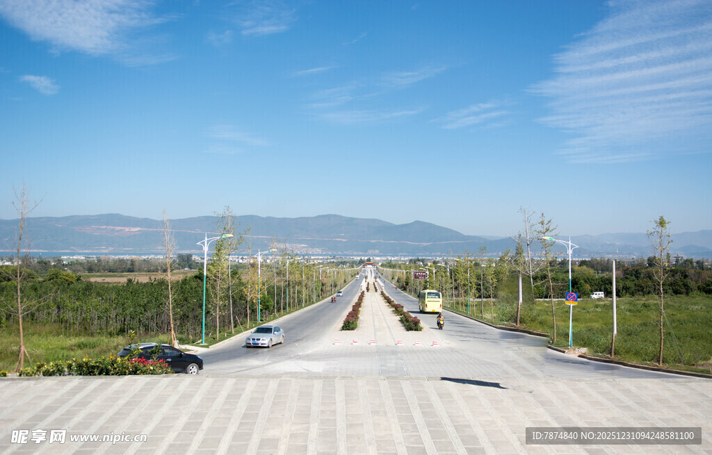 宽阔公路延伸向远方