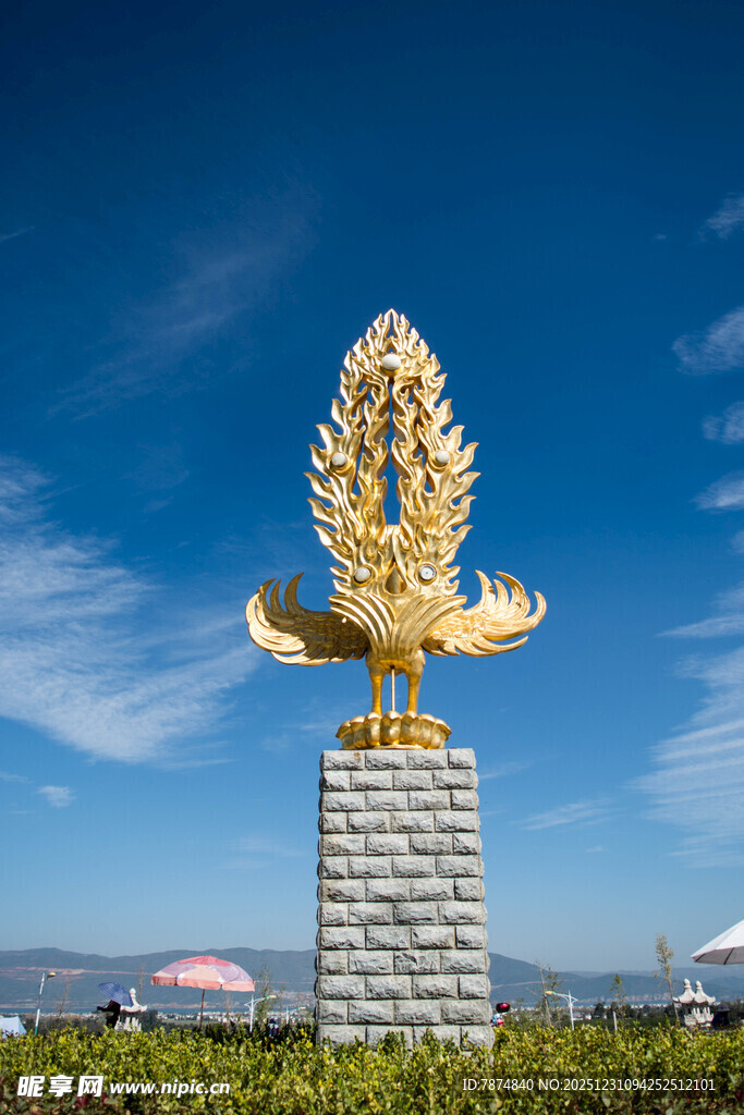 金色雕塑矗立蓝天之下