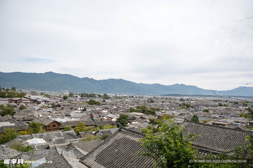 俯瞰古朴村落与远山