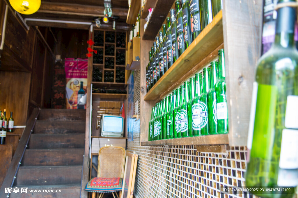 复古风酒吧内部一角
