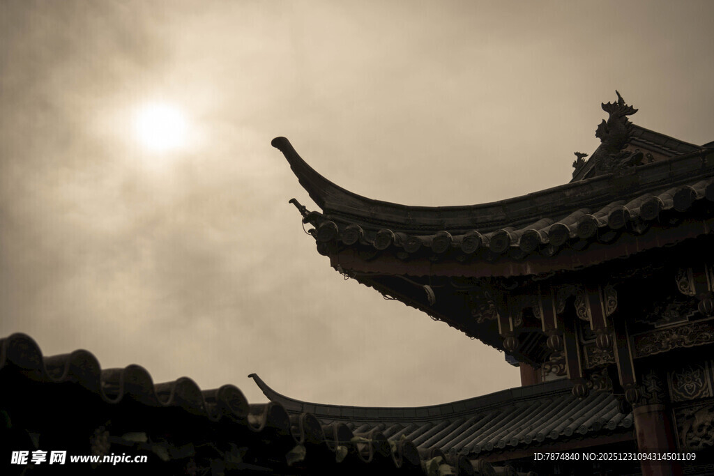 古建飞檐映于日光之下