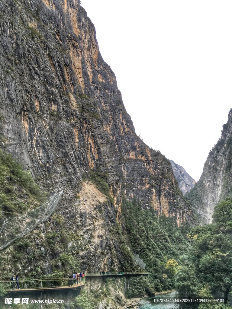 壮丽峡谷山水景观