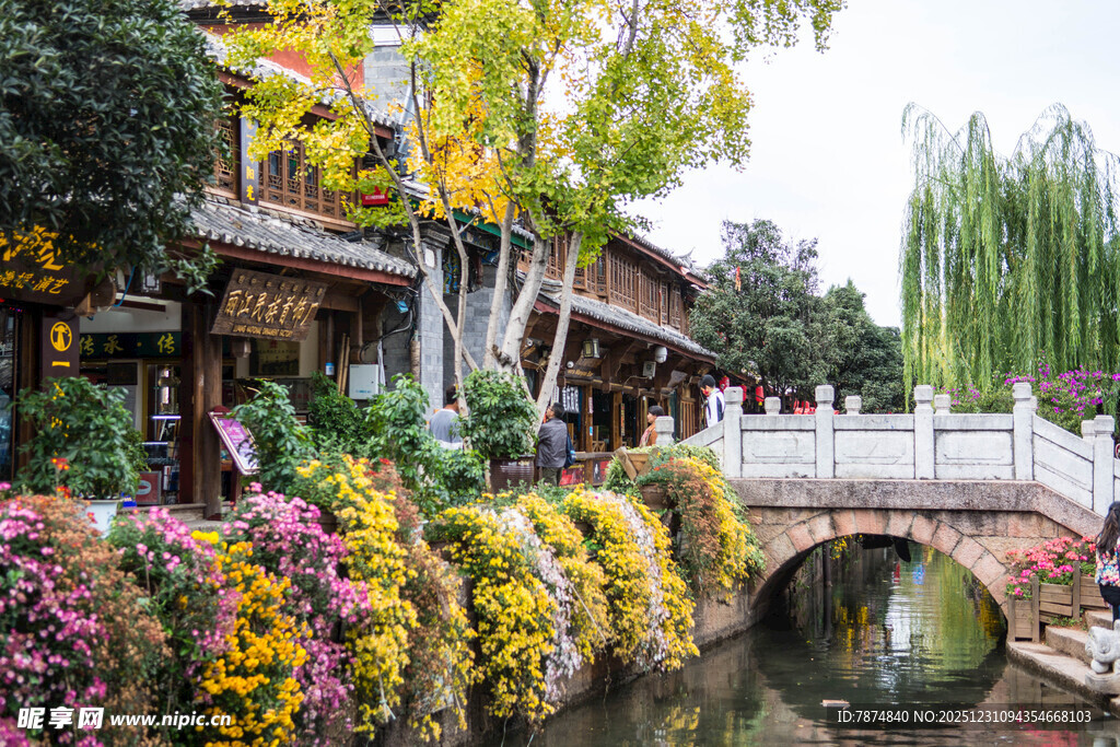 古桥繁花环绕的中式美景