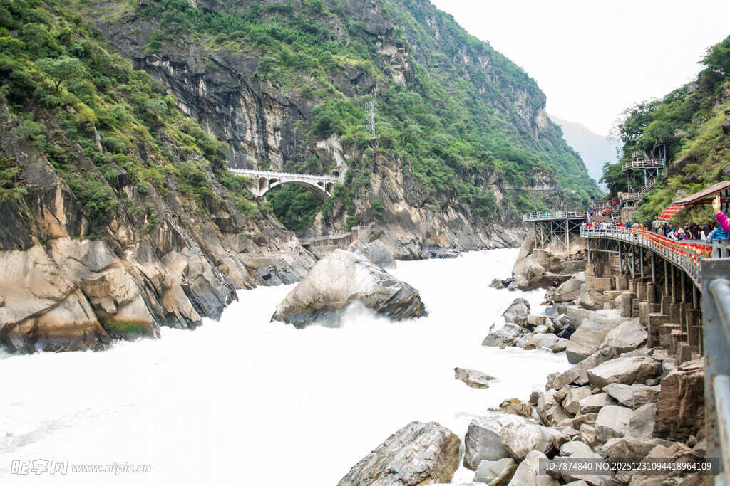 山间河畔的徒步栈道