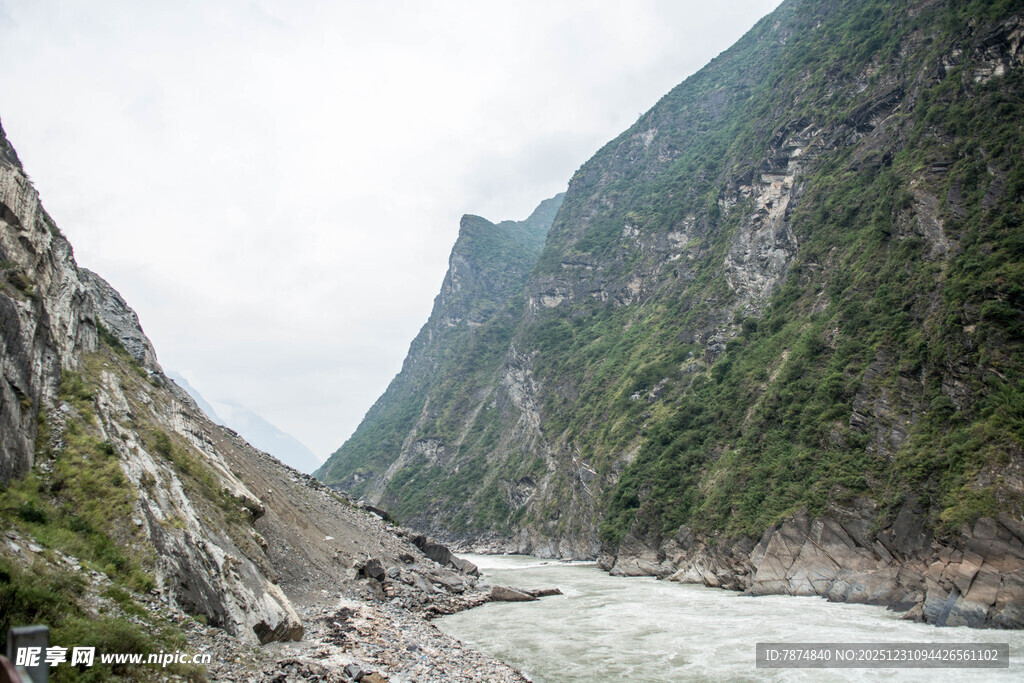 壮丽峡谷中的湍急河流