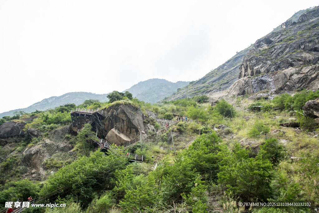 山间绿意盎然的岩石景观