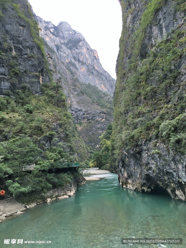 峡谷绿水间的自然美景