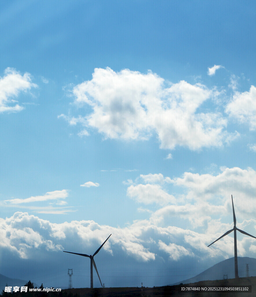 蓝天白云下的风力发电机组