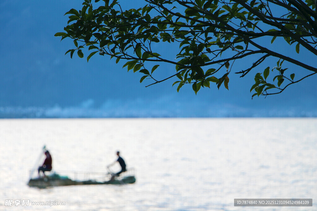 湖上泛舟垂钓的惬意时光