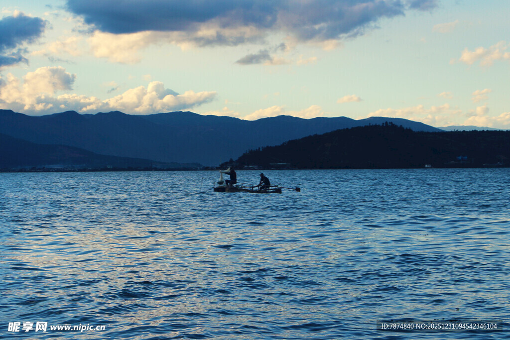 海上日落时的双人皮划艇