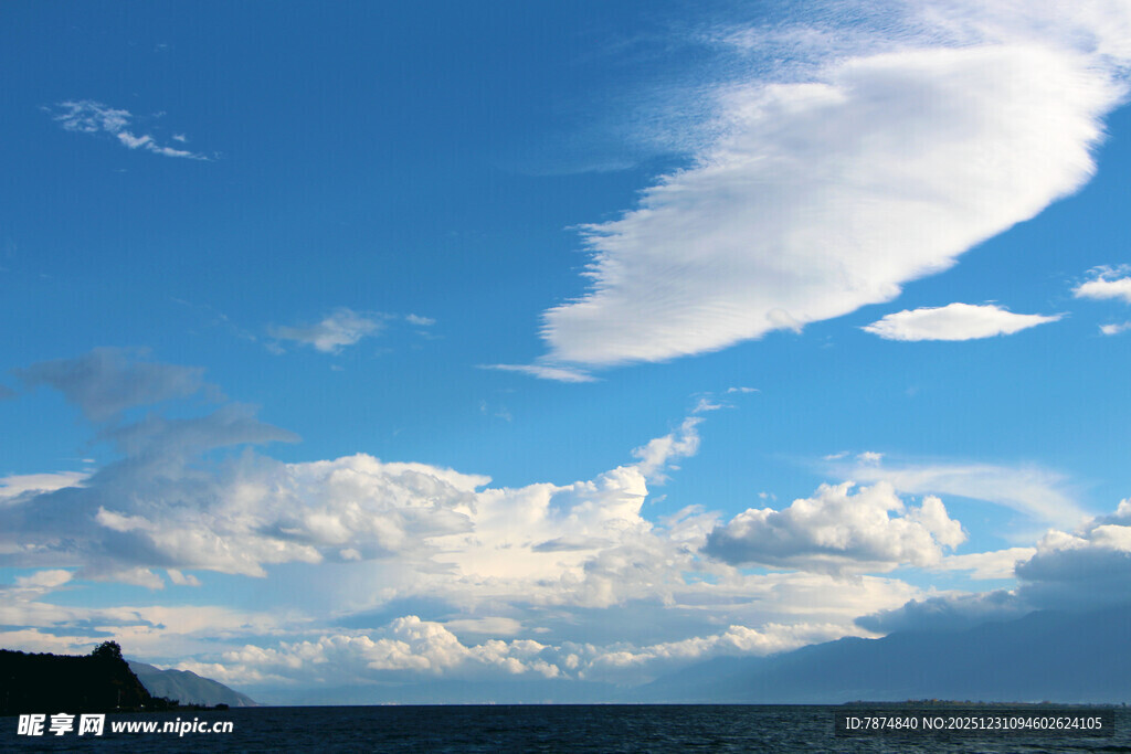 蓝天碧海间的白云美景