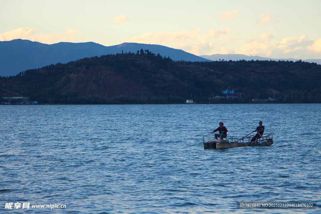 湖畔小舟上的悠然二人