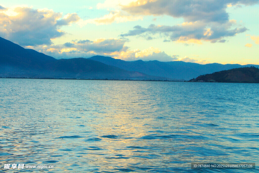 宁静湖景与天边绚丽云彩