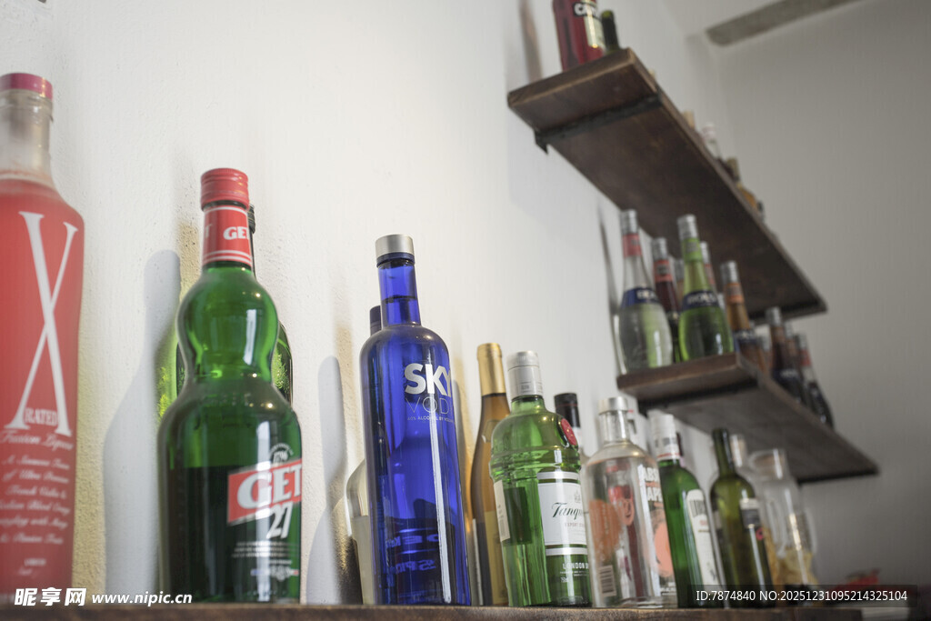 多彩酒瓶陈列于架上