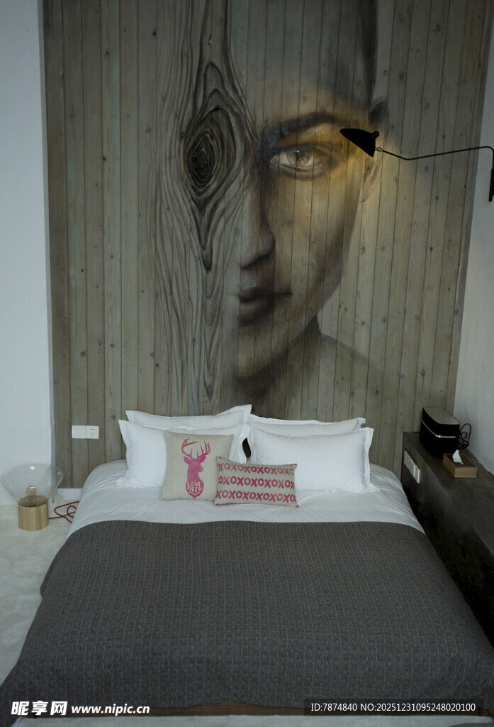 个性人脸壁画装饰的卧室