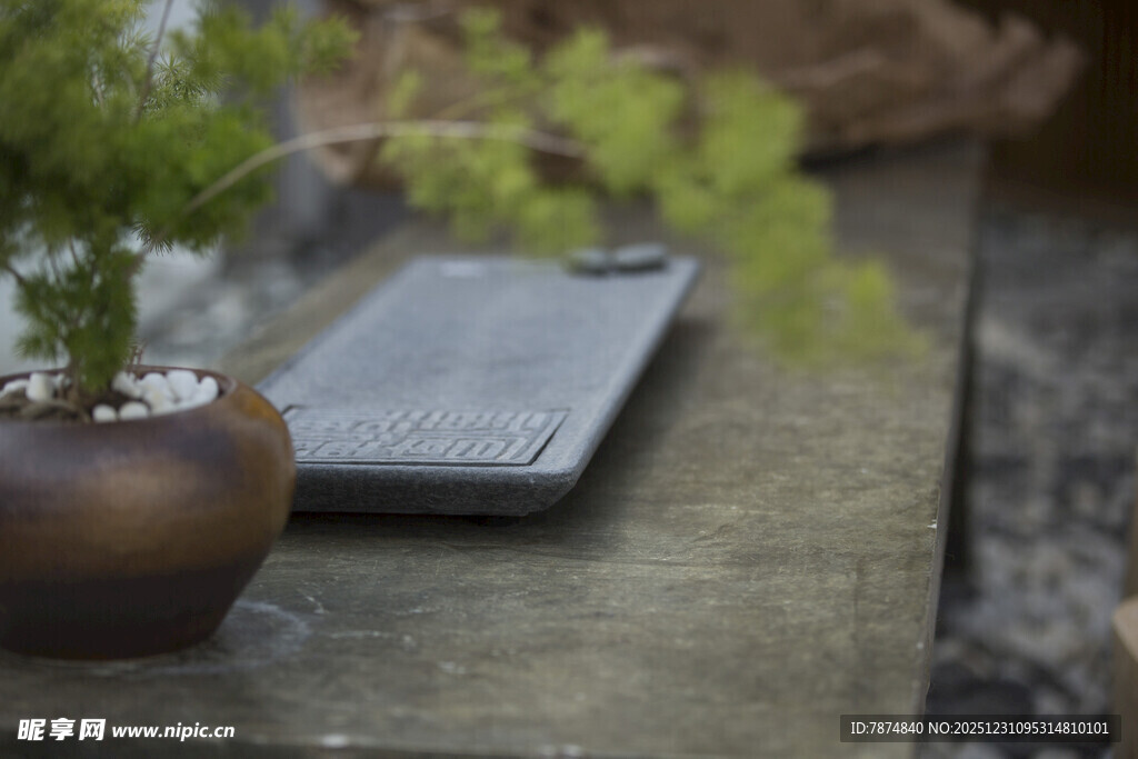 古朴桌面的盆栽与电子设备