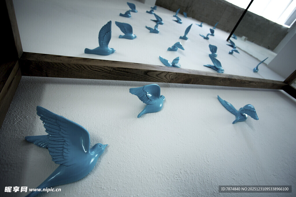 蓝色飞鸟艺术装置展示