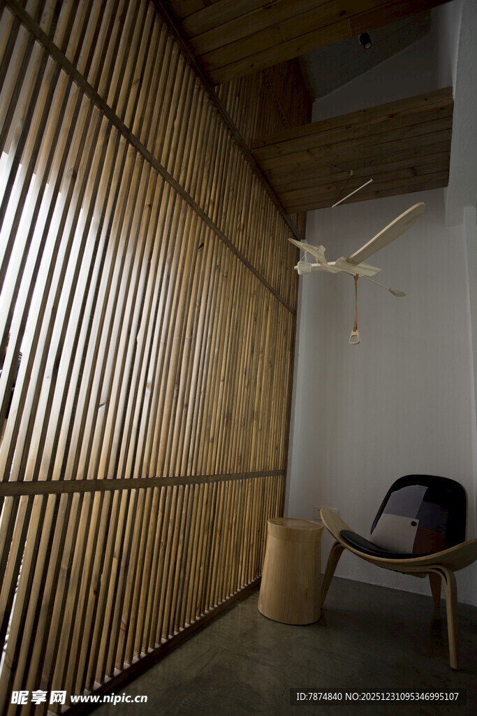 竹制隔断旁的简约休闲角落