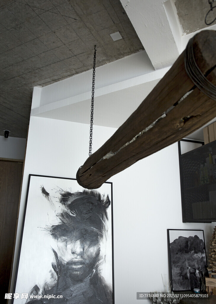 室内艺术装置与画作展示