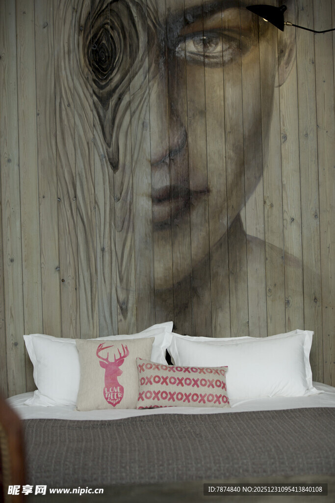 艺术风墙面装饰的舒适床榻